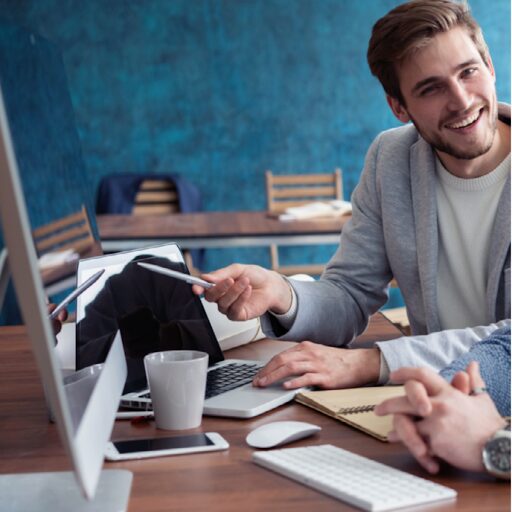 Un uomo elegante seduto che mostra come negoziare un'offerta di lavoro.