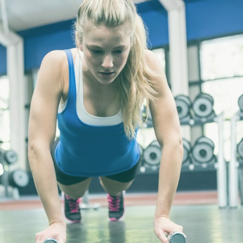 Ragazza in palestra che fa piegamenti per gestire la rabbia.