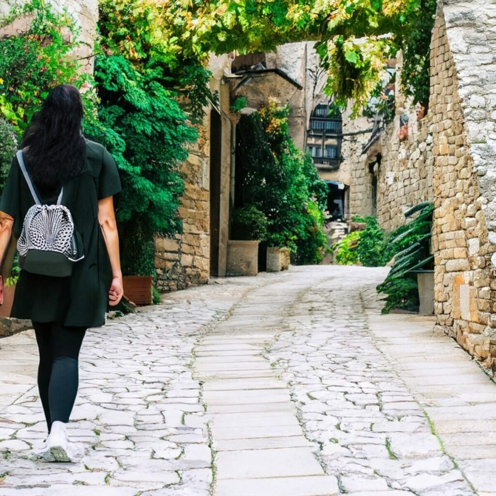 Ragazza che cammina in un borgo come modo di gestire la rabbia.