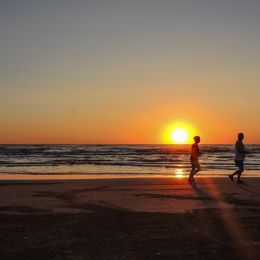 Morning routine perfetta: un uomo e una donna che corrono in spiaggia